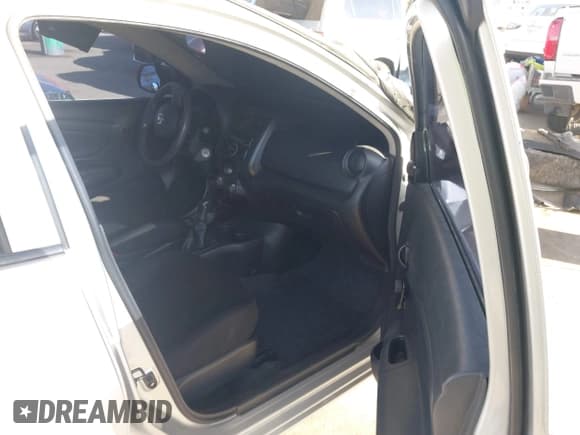 ✅ 2013 Nissan Versa SV • VIN: 3N1CN7AP7DL888647 • Lot: 43384334. Wystawiony na IAAI z przebiegiem 105 698 mil. Bezpłatny archiwum sprzedaży aukcyjnych z USA i szczegółowy raport historii pojazdu na DreamBid. Zdjęcie 5.