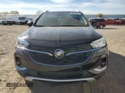 ✅ 2020 Buick Encore GX Select • VIN: KL4MMDSL3LB119247 • Lot: 84864125. Wystawiony na Copart z przebiegiem 17 828 mil. Bezpłatny archiwum sprzedaży aukcyjnych z USA i szczegółowy raport historii pojazdu na DreamBid. Zdjęcie 5.