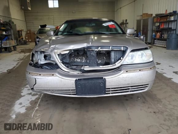 ✅ 2003 Lincoln Town Car Signature • VIN: 1LNHM82W63Y685274 • Lot: 86516195. Listed on Copart with Not provided. Free auction sales archive from the USA and detailed vehicle history report at DreamBid. Image 5.