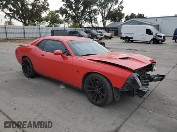 ✅ 2015 Dodge Challenger R/T Scat Pack • VIN: 2C3CDZFJXFH717262 • Lot: 70892945. Wystawiony na Copart z przebiegiem 180 542 mil. Bezpłatny archiwum sprzedaży aukcyjnych z USA i szczegółowy raport historii pojazdu na DreamBid. Zdjęcie 4.