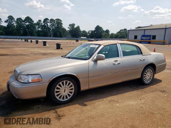 ✅ 2003 Lincoln Town Car Executive • VIN: 1LNHM81WX3Y655356 • Lot: 67317945. Wystawiony na Copart z przebiegiem 166 887 mil. Bezpłatny archiwum sprzedaży aukcyjnych z USA i szczegółowy raport historii pojazdu na DreamBid. Zdjęcie 1.