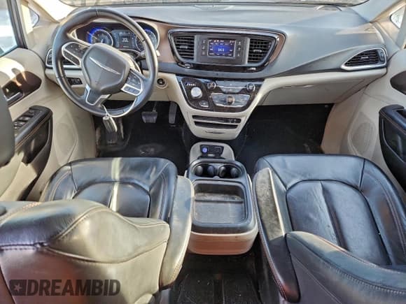 ✅ 2017 Chrysler Pacifica Touring L • VIN: 2C4RC1BG4HR550656 • Lot: 93261425. Listed on Copart with 155,764 mi. Free auction sales archive from the USA and detailed vehicle history report at DreamBid. Image 8.