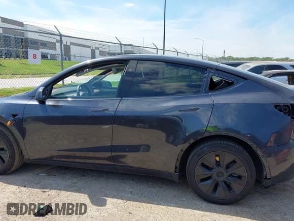 ✅ 2025 Tesla Model Y Long Range • VIN: 7SAYGDED6SA359486 • Lot: 43322820. Wystawiony na IAAI z przebiegiem 14 134 mil. Bezpłatny archiwum sprzedaży aukcyjnych z USA i szczegółowy raport historii pojazdu na DreamBid. Zdjęcie 13.