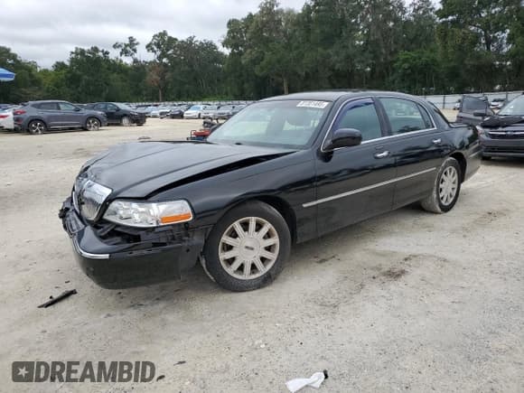✅ 2011 Lincoln Town Car Signature Limited • VIN: 2LNBL8CVXBX758787 • Lot: 81351495. Listed on Copart with 116,798 mi. Free auction sales archive from the USA and detailed vehicle history report at DreamBid. Image 1.