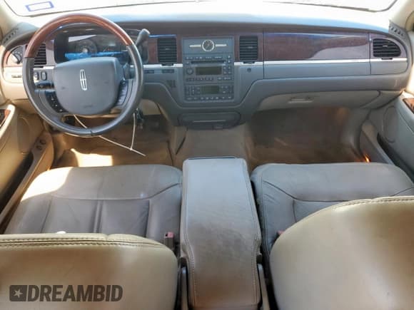 ✅ 2007 Lincoln Town Car Signature Limited • VIN: 1LNHM82W57Y638324 • Лот: 84647375. Опубликован ранее на Copart с пробегом 157 554 миль. Бесплатный доступ к архиву аукционных продаж из США и подробный отчёт об истории автомобиля на DreamBid. Изображение 8.