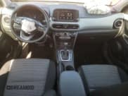 ✅ 2019 Hyundai Kona SE • VIN: KM8K12AA6KU325283 • Лот: 69902713. Опубликован ранее на Copart с пробегом 37 435 миль. Бесплатный доступ к архиву аукционных продаж из США и подробный отчёт об истории автомобиля на DreamBid. Изображение 8.