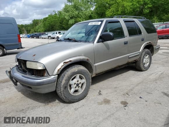 ✅ 1998 Chevrolet Blazer LS • VIN: 1GNDT13W6W2283281 • Lot: 56874835. Wystawiony na Copart z przebiegiem 277 237 mil. Bezpłatny archiwum sprzedaży aukcyjnych z USA i szczegółowy raport historii pojazdu na DreamBid. Zdjęcie 1.