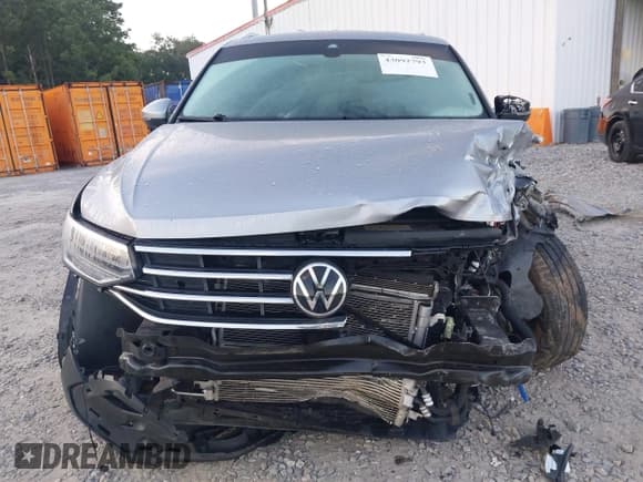 ✅ 2024 Volkswagen Tiguan SE • VIN: 3VV3B7AX9RM083399 • Lot: 43092793. Wystawiony na IAAI z przebiegiem 41 422 mil. Bezpłatny archiwum sprzedaży aukcyjnych z USA i szczegółowy raport historii pojazdu na DreamBid. Zdjęcie 12.