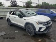 ✅ 2024 Volkswagen Taos SE Black • VIN: 3VVLX7B28RM128157 • Lot: 60040955. Wystawiony na Copart z przebiegiem Nie podano. Bezpłatny archiwum sprzedaży aukcyjnych z USA i szczegółowy raport historii pojazdu na DreamBid. Zdjęcie 4.