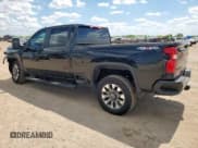 ✅ 2024 Chevrolet Silverado 2500HD Custom • VIN: 2GC4YME70R1267163 • Lot: 66001665. Wystawiony na Copart z przebiegiem 7 209 mil. Bezpłatny archiwum sprzedaży aukcyjnych z USA i szczegółowy raport historii pojazdu na DreamBid. Zdjęcie 2.