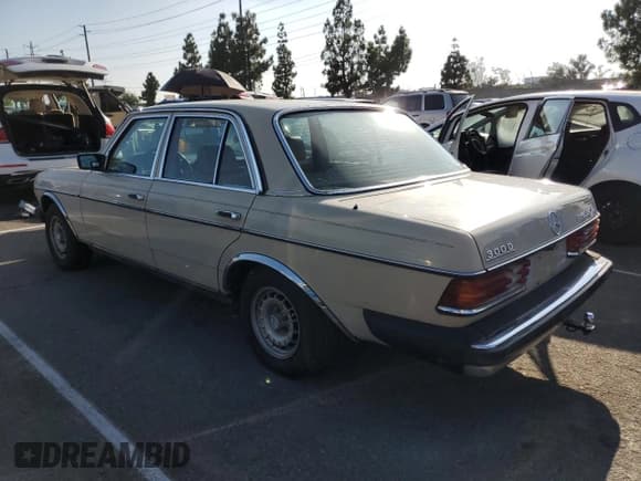 ✅ 1984 Mercedes-Benz 300 D • VIN: WDBAB33A1EA106820 • Lot: 84257695. Listed on Copart with 414,000 mi. Free auction sales archive from the USA and detailed vehicle history report at DreamBid. Image 2.
