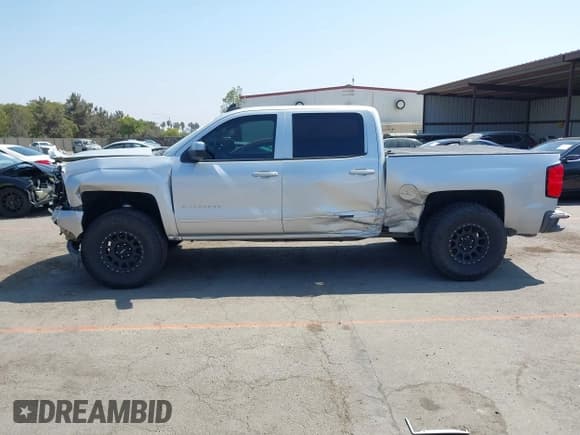 ✅ 2016 Chevrolet Silverado 1500 LT • VIN: 3GCUKREC4GG304960 • Lot: 42991035. Wystawiony na IAAI z przebiegiem 139 016 mil. Bezpłatny archiwum sprzedaży aukcyjnych z USA i szczegółowy raport historii pojazdu na DreamBid. Zdjęcie 14.