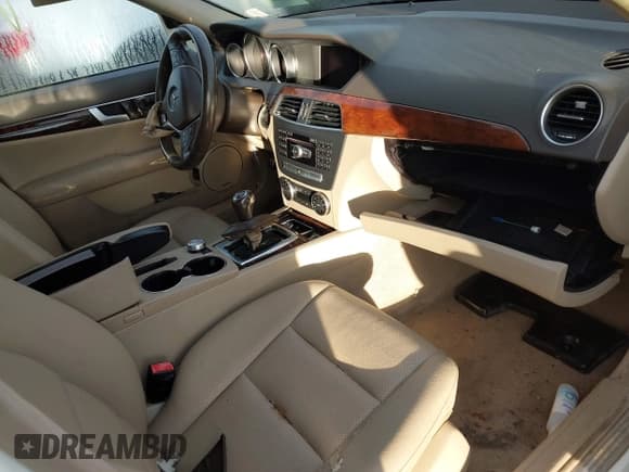 ✅ 2014 Mercedes-Benz C 300 Sport • VIN: WDDGF8AB6ER319830 • Lot: 43463831. Wystawiony na IAAI z przebiegiem Nie podano. Bezpłatny archiwum sprzedaży aukcyjnych z USA i szczegółowy raport historii pojazdu na DreamBid. Zdjęcie 5.