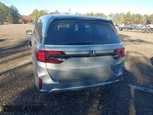 ✅ 2025 Honda Odyssey Touring • VIN: 5FNRL6H84SB020560 • Lot: 43591040. Listed on IAAI with 5,281 mi. Free auction sales archive from the USA and detailed vehicle history report at DreamBid. Image 16.