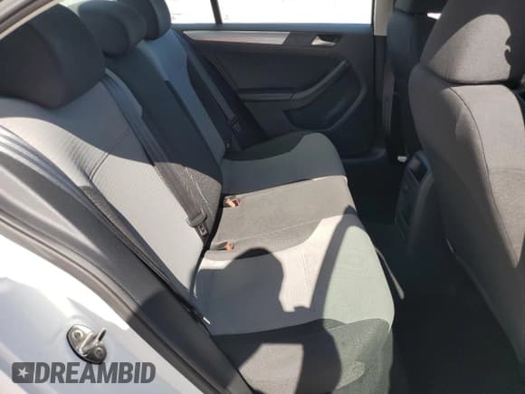 ✅ 2017 Volkswagen Jetta S • VIN: 3VW2B7AJ6HM290124 • Lot: 93185025. Wystawiony na Copart z przebiegiem 87 171 mil. Bezpłatny archiwum sprzedaży aukcyjnych z USA i szczegółowy raport historii pojazdu na DreamBid. Zdjęcie 10.