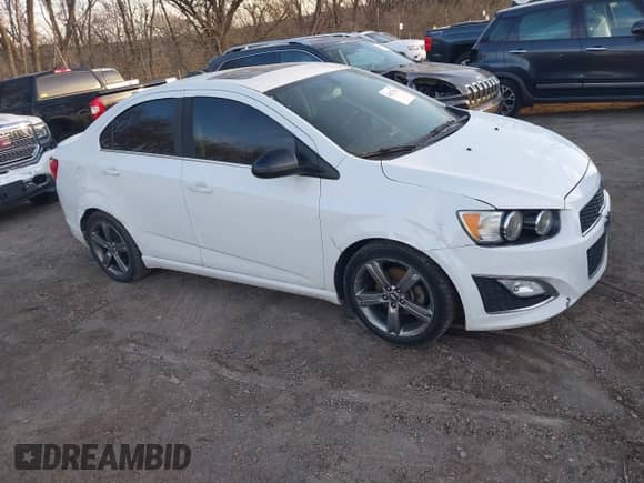 2015 Chevrolet Sonic RS z VIN 1G1JG5SB9F4129375, wystawiony jako IAAI lot #41827056 z przebiegiem 129 584 mil mil oraz . Historia ofert i sprzedaży dostępna na DreamBid. Obrazek 1.