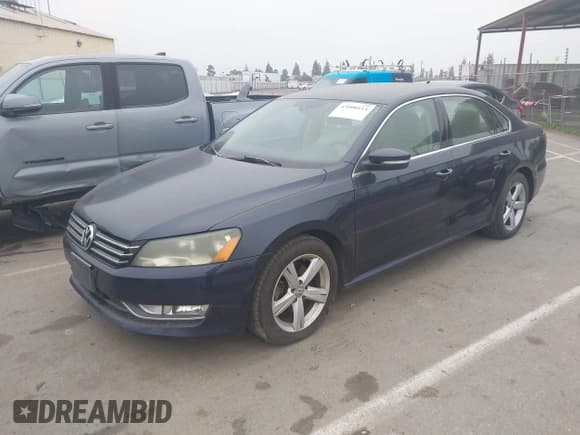 ✅ 2015 Volkswagen Passat S • VIN: 1VWAT7A36FC086898 • Lot: 43900114. Wystawiony na IAAI z przebiegiem 158 124 mil. Bezpłatny archiwum sprzedaży aukcyjnych z USA i szczegółowy raport historii pojazdu na DreamBid. Zdjęcie 2.