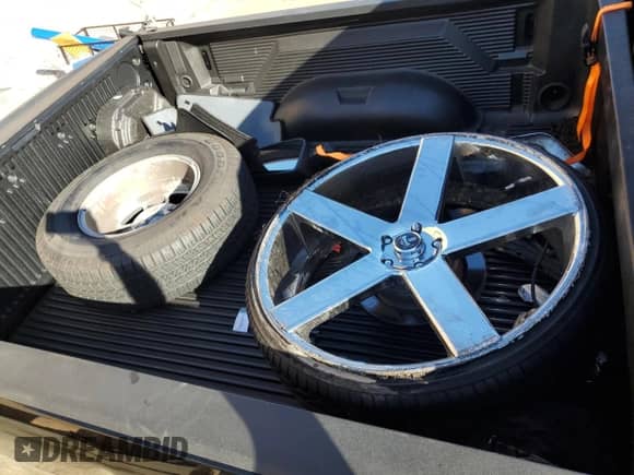 2022 Ram 1500 Express z VIN 3C6JR6AT8NG210555, wystawiony jako Copart lot #86509965 z przebiegiem 18 473 mil mil oraz Czysty tytuł • Clean title. Historia ofert i sprzedaży dostępna na DreamBid. Obrazek 12.