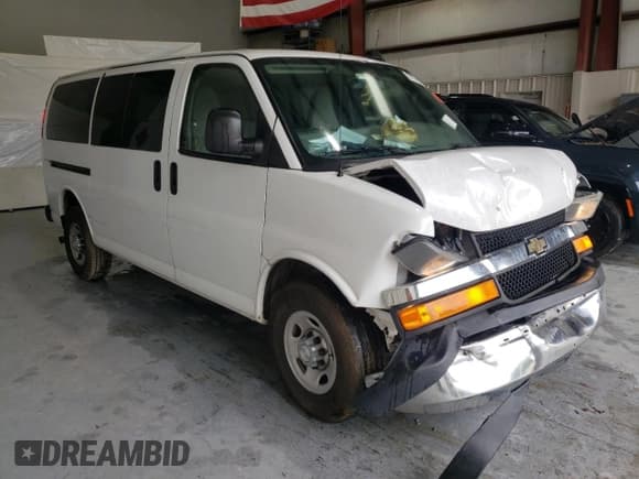 ✅ 2017 Chevrolet Express Passenger LT • VIN: 1GAZGMFG3H1267792 • Лот: 59131635. Опубликован ранее на Copart с пробегом 105 259 миль. Бесплатный доступ к архиву аукционных продаж из США и подробный отчёт об истории автомобиля на DreamBid. Изображение 4.