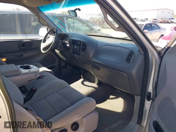 ✅ 2001 Ford F-150 XL • VIN: 1FTRX17W71KA12560 • Lot: 43485782. Wystawiony na IAAI z przebiegiem Nie podano. Bezpłatny archiwum sprzedaży aukcyjnych z USA i szczegółowy raport historii pojazdu na DreamBid. Zdjęcie 5.