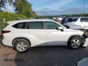 ✅ 2023 Toyota Highlander L • VIN: 5TDKDRAH4PS008096 • Lot: 43677768. Wystawiony na IAAI z przebiegiem 42 382 mil. Bezpłatny archiwum sprzedaży aukcyjnych z USA i szczegółowy raport historii pojazdu na DreamBid. Zdjęcie 13.