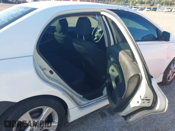 ✅ 2013 Toyota Corolla LE • VIN: 5YFBU4EE8DP202962 • Lot: 43701903. Wystawiony na IAAI z przebiegiem 124 248 mil. Bezpłatny archiwum sprzedaży aukcyjnych z USA i szczegółowy raport historii pojazdu na DreamBid. Zdjęcie 8.