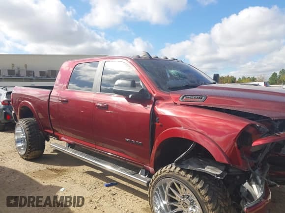 ✅ 2022 Ram 2500 Laramie • VIN: 3C6UR5NL9NG323237 • Lot: 43579216. Wystawiony na IAAI z przebiegiem 74 104 mil. Bezpłatny archiwum sprzedaży aukcyjnych z USA i szczegółowy raport historii pojazdu na DreamBid. Zdjęcie 14.