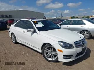 ✅ 2013 Mercedes-Benz C 250 Sport • VIN: WDDGF4HB6DR273736 • Lot: 39732572. Wystawiony na IAAI z przebiegiem 101 038 mil. Bezpłatny archiwum sprzedaży aukcyjnych z USA i szczegółowy raport historii pojazdu na DreamBid. Zdjęcie 1.