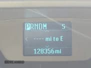 ✅ 2017 Ford Transit • VIN: 1FTYR2CM8HKB52563 • Lot: 41690970. Wystawiony na IAAI z przebiegiem 128 356 mil. Bezpłatny archiwum sprzedaży aukcyjnych z USA i szczegółowy raport historii pojazdu na DreamBid. Zdjęcie 7.