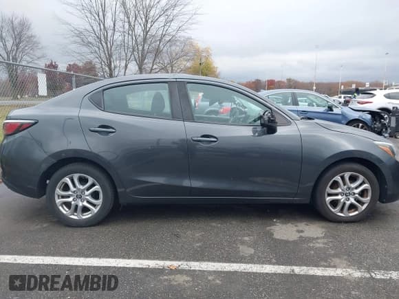 ✅ 2018 Toyota Yaris • VIN: 3MYDLBYV6JY318850 • Lot: 43660876. Wystawiony na IAAI z przebiegiem 143 247 mil. Bezpłatny archiwum sprzedaży aukcyjnych z USA i szczegółowy raport historii pojazdu na DreamBid. Zdjęcie 13.