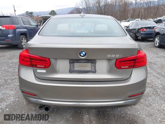 ✅ 2016 BMW 3 Series 328i • VIN: WBA8E9G51GNT82981 • Lot: 43704757. Listed on IAAI with 60,693 mi. Free auction sales archive from the USA and detailed vehicle history report at DreamBid. Image 16.