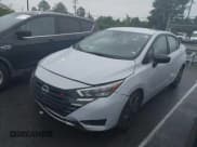 ✅ 2025 Nissan Versa SR • VIN: 3N1CN8FV7SL835098 • Lot: 42934246. Wystawiony na IAAI z przebiegiem 12 329 mil. Bezpłatny archiwum sprzedaży aukcyjnych z USA i szczegółowy raport historii pojazdu na DreamBid. Zdjęcie 2.