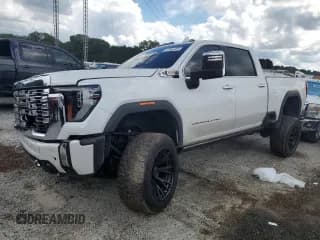 ✅ 2024 GMC Sierra 2500HD Denali • VIN: 1GT49REY6RF109647 • Lot: 67552205. Wystawiony na Copart z przebiegiem 52 690 mil. Bezpłatny archiwum sprzedaży aukcyjnych z USA i szczegółowy raport historii pojazdu na DreamBid. Zdjęcie 1.