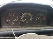 ✅ 1987 Mercedes-Benz 260 • VIN: WDBEA26D3HA496232 • Lot: 67275325. Wystawiony na Copart z przebiegiem 140 139 mil. Bezpłatny archiwum sprzedaży aukcyjnych z USA i szczegółowy raport historii pojazdu na DreamBid. Zdjęcie 9.