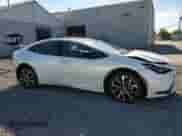 2025 Toyota Prius SE z VIN JTDACACU9S3043379, wystawiony jako Copart lot #85342555 z przebiegiem 3 866 mil mil oraz Szkoda całkowita • Salvage title. Historia ofert i sprzedaży dostępna na DreamBid. Obrazek 4.