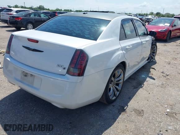 2014 Chrysler 300 S с VIN 2C3CCABG3EH262008, выставлен на аукционе IAAI как лот 42087435 с пробегом 248 794 миль миль и . История ставок и продаж доступна на DreamBid. Изображение 4.