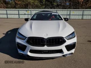 ✅ 2023 BMW M8 Competition • VIN: WBSDZ0C08PCL26827 • Lot: 36275083. Wystawiony na Copart z przebiegiem Nie podano. Bezpłatny archiwum sprzedaży aukcyjnych z USA i szczegółowy raport historii pojazdu na DreamBid. Zdjęcie 5.