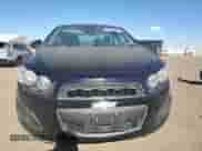 2012 Chevrolet Sonic LT z VIN 1G1JC5SB6C4222278, wystawiony jako Copart lot #57499805 z przebiegiem 151 199 mil mil oraz Nie do naprawy • Non repairable. Historia ofert i sprzedaży dostępna na DreamBid. Obrazek 5.