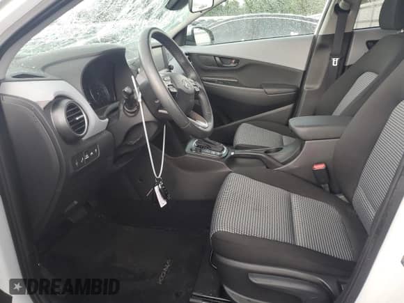 2020 Hyundai Kona SEL z VIN KM8K2CAA7LU555791, wystawiony jako Copart lot #61064063 z przebiegiem 17 859 mil mil oraz . Historia ofert i sprzedaży dostępna na DreamBid. Obrazek 7.