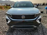 ✅ 2024 Volkswagen Taos SE • VIN: 3VVUX7B28RM023140 • Lot: 71891985. Wystawiony na Copart z przebiegiem 14 940 mil. Bezpłatny archiwum sprzedaży aukcyjnych z USA i szczegółowy raport historii pojazdu na DreamBid. Zdjęcie 5.