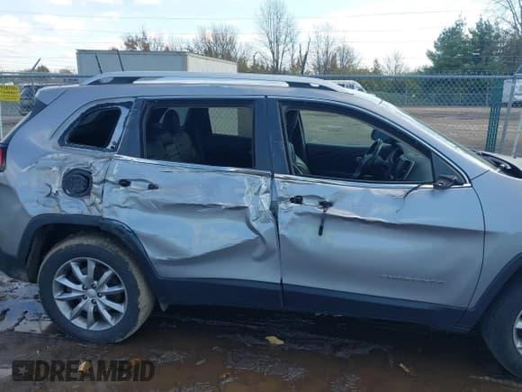 ✅ 2018 Jeep Cherokee Limited • VIN: 1C4PJMDB6JD525637 • Lot: 43660326. Wystawiony na IAAI z przebiegiem 62 451 mil. Bezpłatny archiwum sprzedaży aukcyjnych z USA i szczegółowy raport historii pojazdu na DreamBid. Zdjęcie 6.