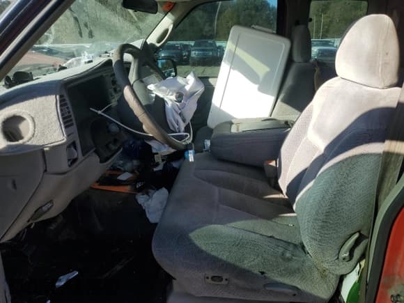 ✅ 1998 GMC Sierra 1500 • VIN: 2GTEC19R6W1523282 • Lot: 92222065. Wystawiony na Copart z przebiegiem 188 832 mil. Bezpłatny archiwum sprzedaży aukcyjnych z USA i szczegółowy raport historii pojazdu na DreamBid. Zdjęcie 7.