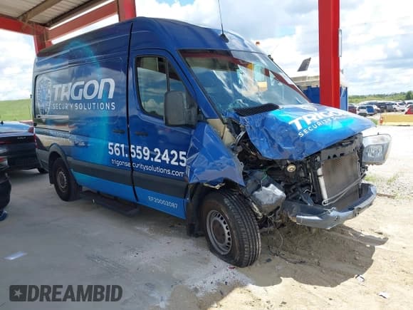 ✅ 2018 Mercedes-Benz Sprinter Cargo Worker • VIN: WD3PE7CD3JP641332 • Lot: 42573084. Wystawiony na IAAI z przebiegiem 74 363 mil. Bezpłatny archiwum sprzedaży aukcyjnych z USA i szczegółowy raport historii pojazdu na DreamBid. Zdjęcie 1.