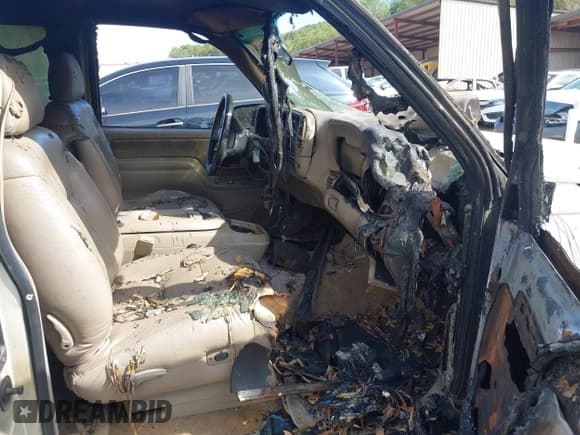 ✅ 1998 Chevrolet Silverado 1500 • VIN: 2GCEC19R6W1141012 • Lot: 43481513. Wystawiony na IAAI z przebiegiem 205 695 mil. Bezpłatny archiwum sprzedaży aukcyjnych z USA i szczegółowy raport historii pojazdu na DreamBid. Zdjęcie 5.