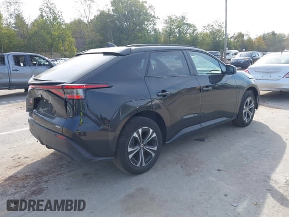 ✅ 2024 Toyota bZ4X XLE • VIN: JTMABACA7RA079375 • Lot: 43310845. Wystawiony na IAAI z przebiegiem 33 574 mil. Bezpłatny archiwum sprzedaży aukcyjnych z USA i szczegółowy raport historii pojazdu na DreamBid. Zdjęcie 4.