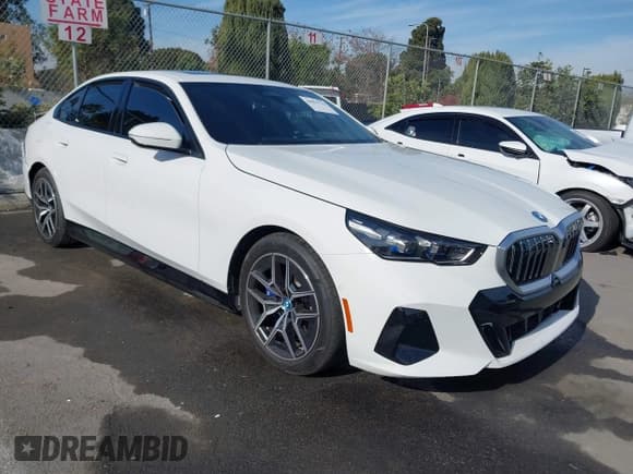 ✅ 2024 BMW i5 eDrive40 • VIN: WBY33FK01RCP59383 • Лот: 40957715. Опубликован ранее на IAAI с пробегом 8 188 миль. Бесплатный доступ к архиву аукционных продаж из США и подробный отчёт об истории автомобиля на DreamBid. Изображение 1.