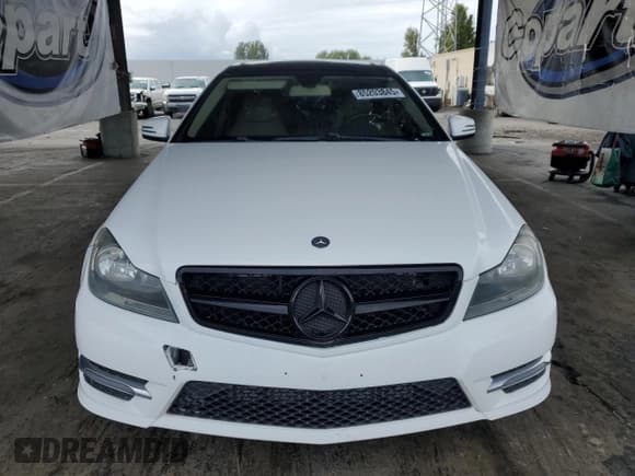 ✅ 2014 Mercedes-Benz C 250 • VIN: WDDGJ4HB3EG285791 • Lot: 85203845. Wystawiony na Copart z przebiegiem 116 500 mil. Bezpłatny archiwum sprzedaży aukcyjnych z USA i szczegółowy raport historii pojazdu na DreamBid. Zdjęcie 5.