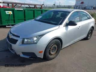 2012 Chevrolet Cruze LS z VIN 1G1PD5SH5C7325539, wystawiony jako IAAI lot #43399155 z przebiegiem 153 081 mil mil oraz . Historia ofert i sprzedaży dostępna na DreamBid. Obrazek 2.