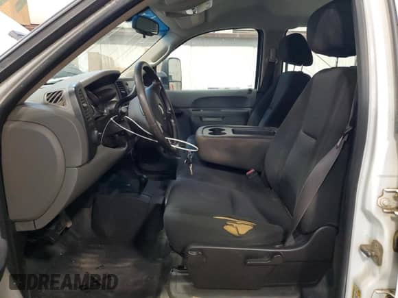 2013 Chevrolet Silverado 3500HD Work Truck z VIN 1GC4KZCG1DF112074, wystawiony jako Copart lot #83610144 z przebiegiem 155 101 mil mil oraz Czysty tytuł • Clean title. Historia ofert i sprzedaży dostępna na DreamBid. Obrazek 7.