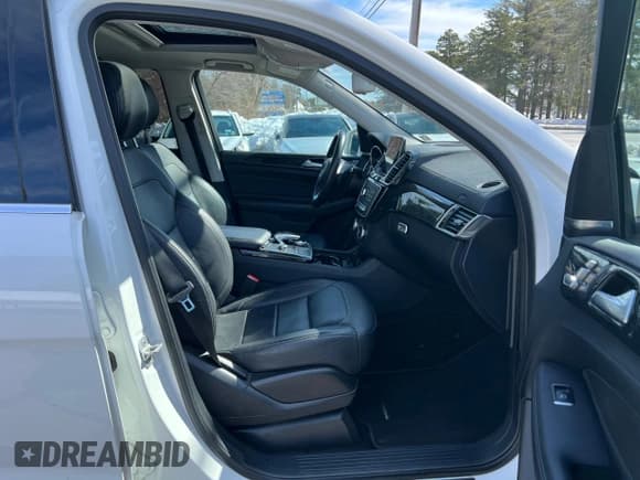 ✅ 2017 Mercedes-Benz GLE 550e • VIN: 4JGDA6DB8HA852708 • Лот: 45331603. Опубликован ранее на Copart с пробегом 142 381 миль. Бесплатный доступ к архиву аукционных продаж из США и подробный отчёт об истории автомобиля на DreamBid. Изображение 5.